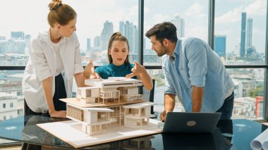 Dizüstü bilgisayar kullanırken mühendis ekibiyle usta mimar tartışmalarının portresi. Bir grup iş adamı beyin fırtınası ve bina inşaatı yapıyor. İnşaat mühendisliği, birlikte çalışıyoruz. İzleme