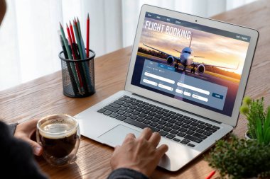 Online uçuş rezervasyon sitesi mod rezervasyon sistemi sağlar. Seyahat teknolojisi kavramı .