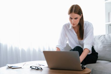 Stresli genç kadının kredi kartı borçlarıyla ilgili maddi sorunları var. Kötü kişisel para ve ipotek yönetimi krizi kavramını en üst düzeyde göstermesi gerekiyor..