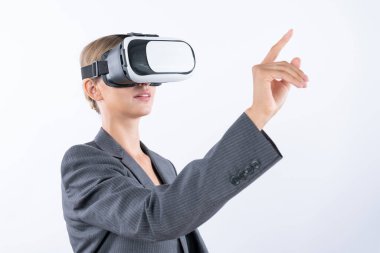 Profesyonel kadın lider programa dokunuyor ya da sanal gerçeklik gözlüğü kullanırken çalışıyor. Yetenekli iş kadını, görsel gerçeklik gözlüğü takarak metaevrene bağlanırken sistemi işaret ediyor. Kısıtlanma.