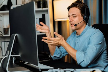 İş paragrafında gözlemlenen kulaklıklardaki müşterilere danışmanlık yaparak gece vakti modern ev ofisinde dinamik veri pazarlama analizi planlaması ile bilgisayarda yazı yazıyorlar. Bireysel.