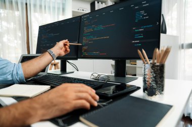 IT geliştiricilerinin kırpılmış elleri bilgisayar üzerinde veri yazılım geliştirme, modern ofiste çalışan hedef müşteriye gösterilen uygulama programı çevrimiçi web sayfası sistemi oluşturuluyor. Tahmin et..