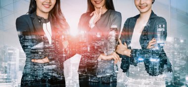 İş ortaklığı anlaşmasının başarısını gösteren birçok iş adamı konferans grubu toplantısının arka plandaki görüntüsü. Takım çalışması, güven ve anlaşma kavramı. uds