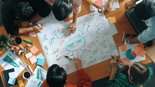 Gruppe Forretningsfolk Skriver Gør Mind Map Til Brainstorming Marketing Ide - Stock-foto