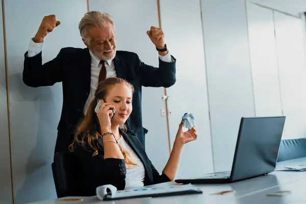 商人老板对工作场所忽视工作任务的女企业家的不良行为感到愤怒和生气 解雇员工和人力资源管理问题的概念 — 图库照片