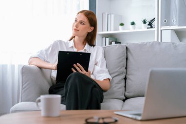 Klinikteki psikolog kadın. Profesyonel portresi. Dostane gülümsemesiyle hastayı psikoloğa davet ediyor. Tecrübeli ve kendine güvenen psikolog son derece uzmandır.