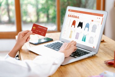 İnternet pazarından alışveriş yapan kadın modern yaşam tarzı için satış malzemeleri arıyor ve en yüksek siber güvenlik yazılımı tarafından korunan cüzdandan çevrimiçi ödeme için kredi kartı kullanıyor