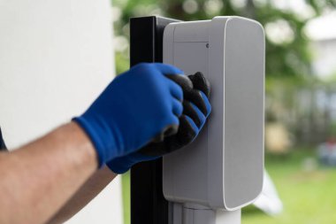 Nitelikli teknisyenler ev EV şarj istasyonu kurarak elektrikli araçların şarj platformu için bakım hizmeti sağlıyorlar. Konut kullanımı için EV araba teknolojisi. Eşzamanlama