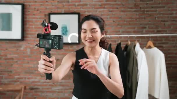 Mujer Influencer Disparar Transmisión Vivo Vlog Video Revisar Ropa Medios — Vídeo de stock