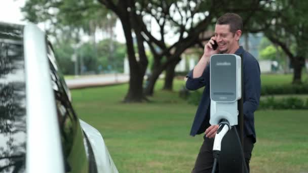 공원에서 자동차 자동차에 배터리를 전화에 이야기 친환경 엑셀트 — 비디오