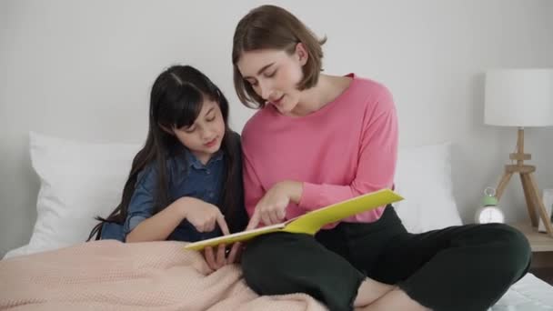 Kaukasische Mutter Liest Der Niedlichen Tochter Geschichten Vor Asiatisches Mädchen — Stockvideo