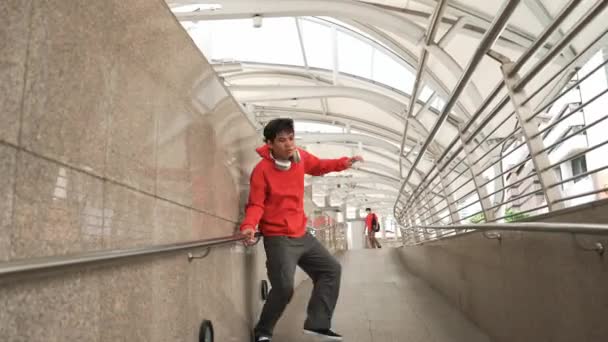 Yetenekli Asyalı Break Dansçı Boy Step Dansını Dar Koridorda Gösterdi — Stok video