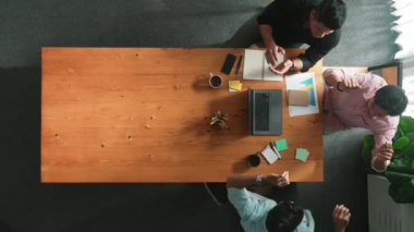 Başarılı bir projeyi kutlamak ya da satışları artırmak için dizüstü bilgisayara bakıp bir yandan beşlik çakarken bir yandan da bardak tokuşturan iş adamlarının en iyi görüntüsü. Birleşmeyi, takım çalışmasını, birlikteliği temsil etti. Cemaat.