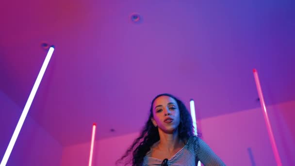 Niskokątny Aparat Latynoskiej Tancerki Patrzącej Kamerę Tańczącej Miejskiej Muzyki Pop — Wideo stockowe