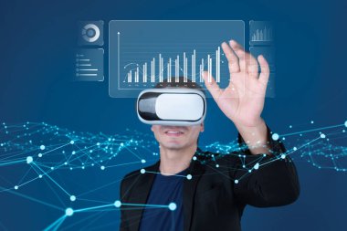 İş adamı, tahmin edilen büyük veri modellerinden gerçek zamanlı analizlere uzanan eğilimleri ve görüşleri ortaya çıkarmak için veri analizlerini derinlemesine inceleyerek, veri güdümlü kararların analitik endüstrileri nasıl ileri götürdüğünü öğrenir Faas