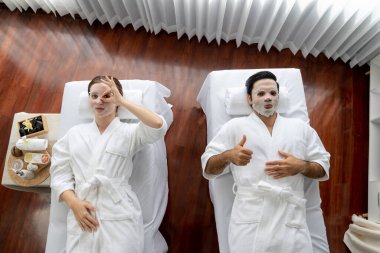 Kaplıca salonunun sakin, modern gündüz atmosferi, birkaç müşteri yüz maskesi takarak kendini yenilemeye çalışıyor. Yüz bakımı ve güzellik kozmetolojisi prosedürü. Sessiz.