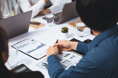 Analist ekibi toplantı odasındaki mali verileri analiz etmek için BI Fintech 'i kullanıyor. İş adamları, ticari öngörü ve stratejik pazarlama planlama için iş dünyası panelinin gücünü kağıt üzerinde analiz ediyor.
