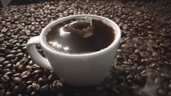 Close Grãos Café Cair Para Espresso Quente Com Pilha Sementes — Fotografia de Stock