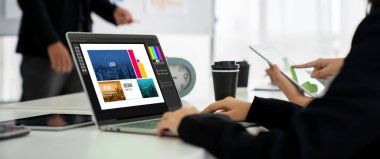 Web sayfasının modern tasarımı ve bilgisayar ekranında gösterilen ticari reklamlar için grafiksel tasarımcı yazılımı