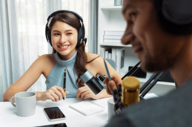 Özel konuğu olan sunucu kanalı, modern işyerindeki radyo sohbet programında etrafını saran dinleyicilerle birlikte canlı yayında sorun için tavsiyelerde bulunuyor. Varsayım.