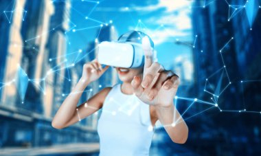 Kadın standı beyaz VR kulaklık takıyor ve beyaz kolsuz bağlantı metaverse, gelecekteki teknoloji siber uzay topluluğu yaratıyor. Sanal gerçekliğin işaret parmağı hologram nesnesini kullanıyor. Halüsinasyon.