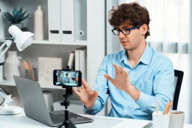 Stüdyoda akıllı telefondan tavsiye pazarlama planına kodlama yapan, modern merkez ofisteki sosyal medyadaki dinleyicilerle canlı bağlantı kuran profesörün ya da nüfuzlu yayıncının sunucu kanalı. Toplayıcı.