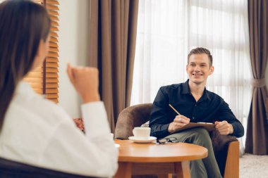 Psikolojik konsültasyon zihinsel problemde iyileşme kaydediyor. Psikiyatrist akıl hastalığı teşhisi koyarken mutlu genç bayan hasta terapi seansı yapıyor. Açılıyor