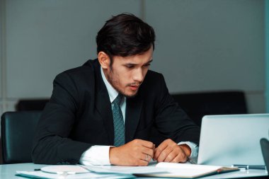 Mutsuz genç adam, işadamı ekonomik kriz ve korkunç şirket kaybı yüzünden ofiste stres hissediyor. İş başarısızlığı konsepti. uds