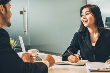 İnsan kaynakları bölümünden bir iş kadını, özgeçmiş belgesini incelerken iş başvurusu için iş adamı adayıyla görüşme yapıyor. Çalışanların işe alım konsepti. uds