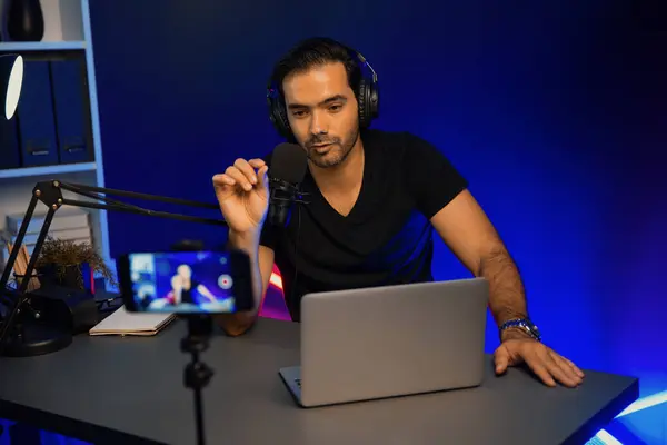 Broadcaster Pratar Med Lyssnare Live Streaming Online Inspelning Smartphone Inställning — Stockfoto