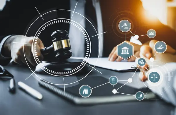 律师事务所的智能法律 法律咨询图标和律师工作工具 展示数字法律概念和网上法律规章技术 — 图库照片