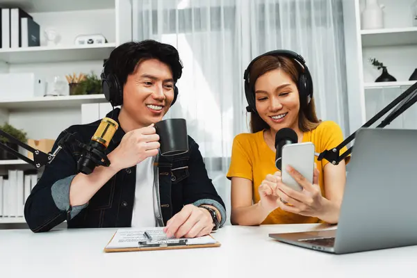 Lachende Radio Influencer Gastheren Het Dragen Van Een Koptelefoon Met — Stockfoto