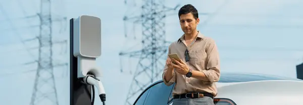 Omul Plătește Pentru Electricitate Smartphone Timp Reîncărcați Bateria Vehiculului Stația — Fotografie, imagine de stoc