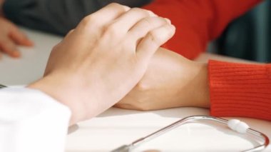 Çift, hamilelik için aile planlaması, doktor ve koca, genç eşi randevuyla teselli etmek amacıyla hastanedeki jinekoloğa doğum veya tıbbi muayeneye katılıyor. Ağır çekim. Katı.