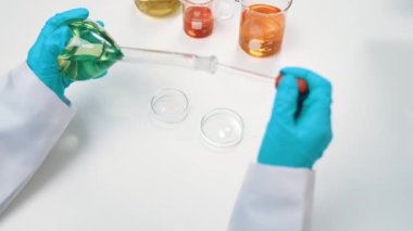 Bilimsel laboratuar araştırmacısı mikroskobik slayt üzerine sıvı örneği bırakır. Tıbbi muayene için ya da yeni teşhis aleti için. Mikrobiyolog, tıp çalışanı laboratuarda deney yapıyor. Ağır çekim. Katı.