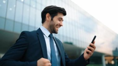 Başarılı bir iş adamı ayakta durarak satışların artmasını kutluyor. Mutlu proje yöneticisi ya da lider başarılı bir projeyle gurur duyuyor, terfi alıyor, telefon tutarken iş buluyor. Sevinçli..