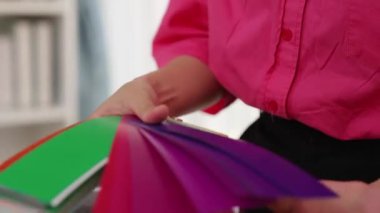 Profesyonel mimar ve iç mimarın yavaş çekim görüntüleri. İç mekan tasarımı için malzeme ve renk paleti sunumu. Müşteri denetimi ve denetimine dayalı. Değiştirilmiş