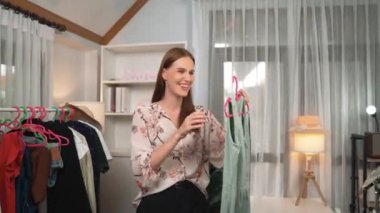 İki kadın nüfuzlu kişi canlı yayın yapan video klip eleştirisi kıyafetlerini sosyal medyada ya da blogda yayınlıyor. Stüdyo ışıklandırmalı mutlu genç kız çevrimiçi pazarlama oturumu yayını için..