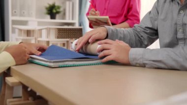 Yavaş çekim kapanış mimarı ve iç mimar. İç mekan tasarımı için tekstil malzemesi ve renk paletinden sunum yapıyor. Müşteri denetimi ve denetimine dayalı. Değiştirilmiş