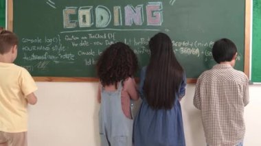 Akıllı öğrenci kodlama mühendisliği komut yazarken geçmişe dönüp kara tahtada yapay zeka programlama sistemi kodu oluşturmuş. Mutlu çeşitli çocuklar web sitesi geliştirme planı için birlikte çalışıyorlar. Pedagoji.