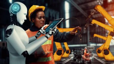 MLP Sanayi Robotu ve insan işçileri gelecekteki fabrikada birlikte çalışıyorlar. Sanayi devrimi ve otomasyon üretim süreci için yapay zeka kavramı.