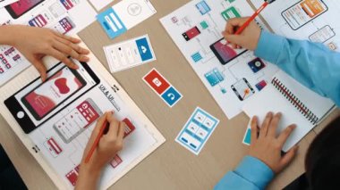 Mobil uygulama ya da web sitesi için kullanıcı arayüzü prototipi planlayan şirket çalışanlarının en iyi görünüm videosu. UX UI tasarımcı beyin fırtınası kullanıcı dostu arayüz planı. Sinerjik