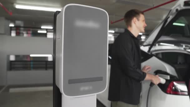Langsom Bevægelse Par Rejse Med Elektrisk Bil Til Indkøbscenter Parkeringsplads – Stock-video