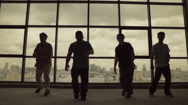 Silhouet Shot Van Bekwame Choreograaf Groep Dansen Samen Met Sky — Stockvideo