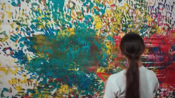 Achteraanzicht Van Jong Schattig Meisje Steek Hand Kleurrijke Gekleurde Muur — Stockvideo