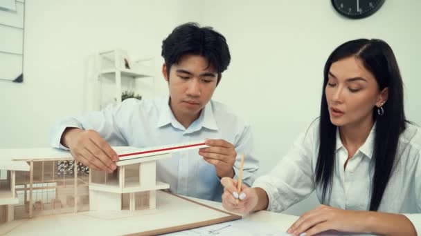 Ingénieur Architecte Asiatique Professionnel Mesurant Longueur Modèle Maison Collaboration Avec — Video