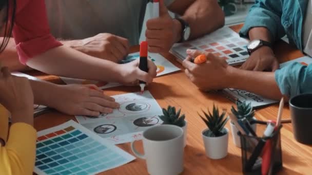 Top Visning Forretningsfolk Arbejder Sammen Vælge Farve Fra Farvepalet Projektleder – Stock-video