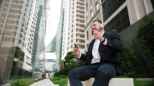Hombre Negocios Caucásico Escuchando Música Relajante Mientras Sostiene Teléfono Móvil — Vídeos de Stock