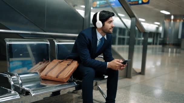 Experto Hombre Negocios Escuchando Música Mientras Está Sentado Estación Tren — Vídeo de stock