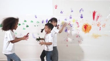 Beyaz arka planda renkli ellerle oynayan ve koşan oyuncu çocuklar. Komik, mutlu, çok kültürlü öğrenciler sanat dersine katılmayı severler. Yaratıcı aktivite konsepti. Etkinlik.